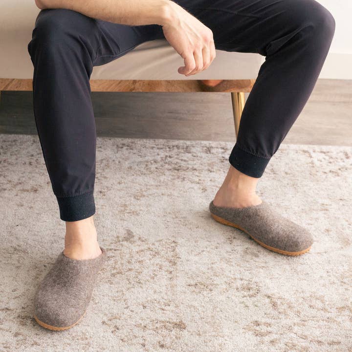 Fuzzy cove – Engroshandel Slippers - Herre – Earth Brown | Herre økologiske merino uld hjemmesko