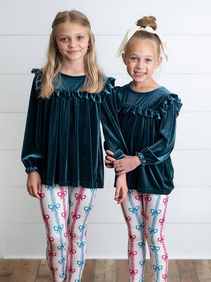 Ensemble de pantalon fantaisie à volants avec nœud coquette en velours bleu sarcelle pour filles pour la vente par Oopsie Daisy