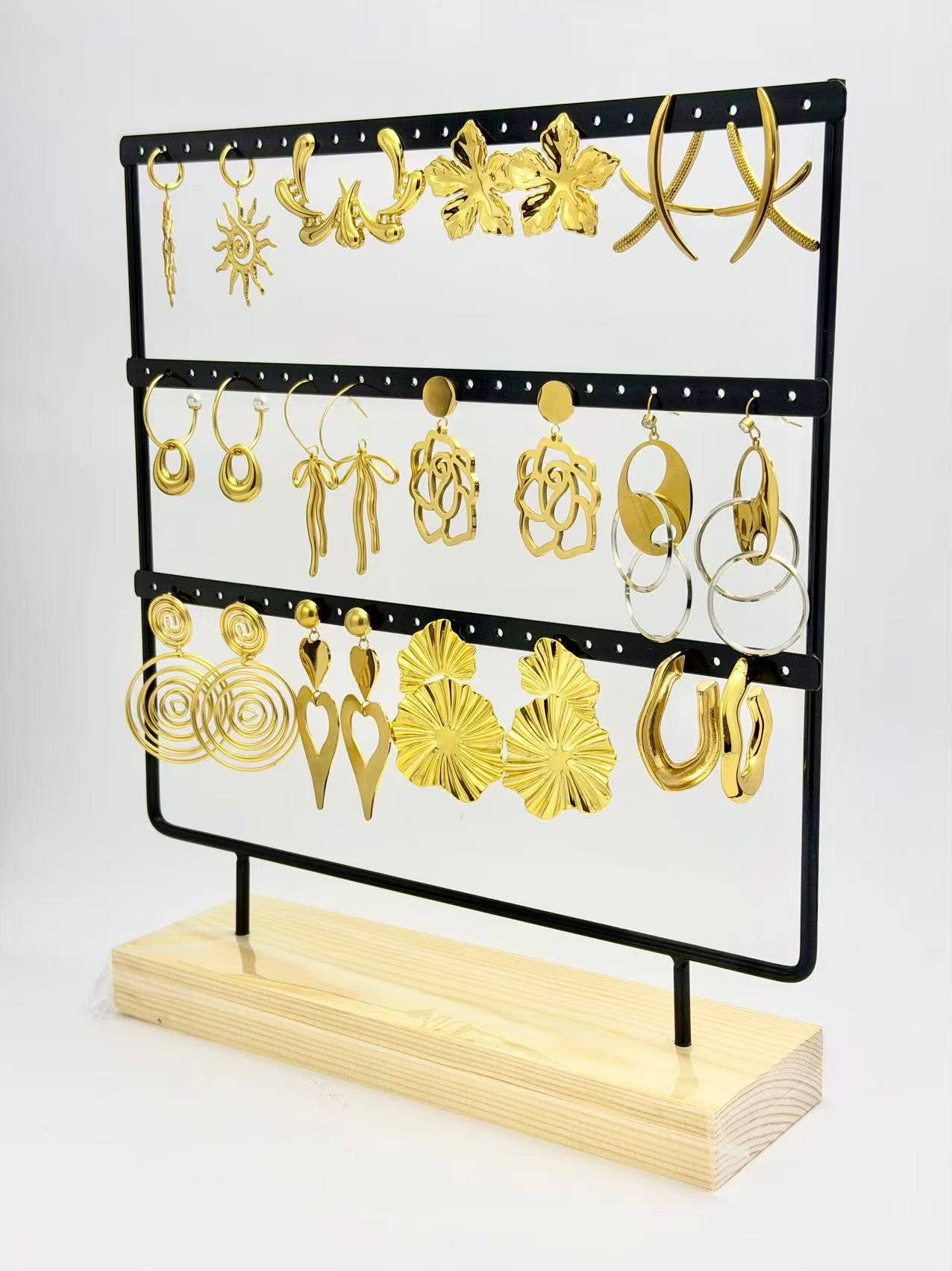 COSMOS - Vendita all'ingrosso Parure di gioielli - Lotto 12 paia di orecchini in acciaio inossidabile su espositore1