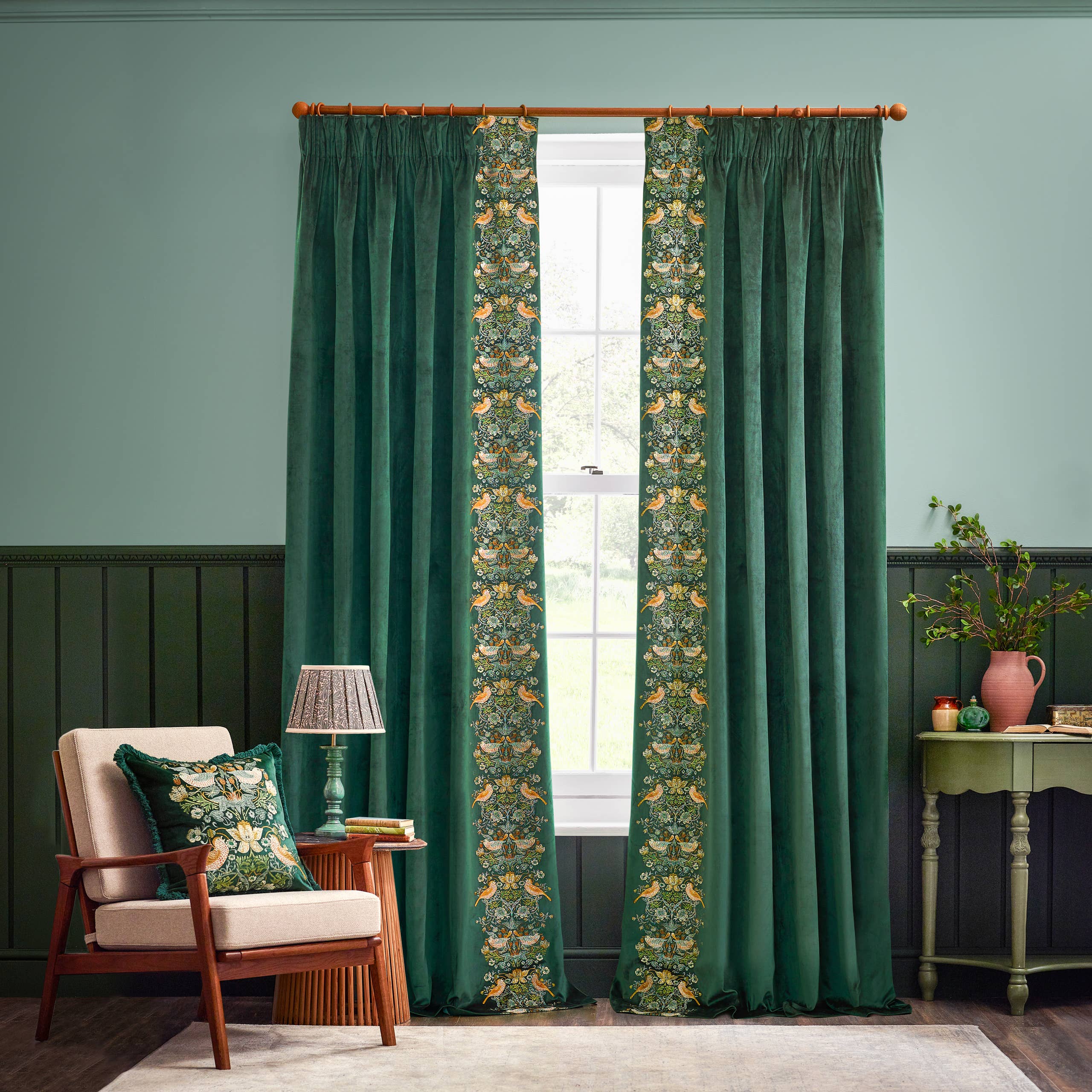 Waldes Samtkissen mit Stickerei Strawberry Thief Forest für den Großhandel auf Faire6