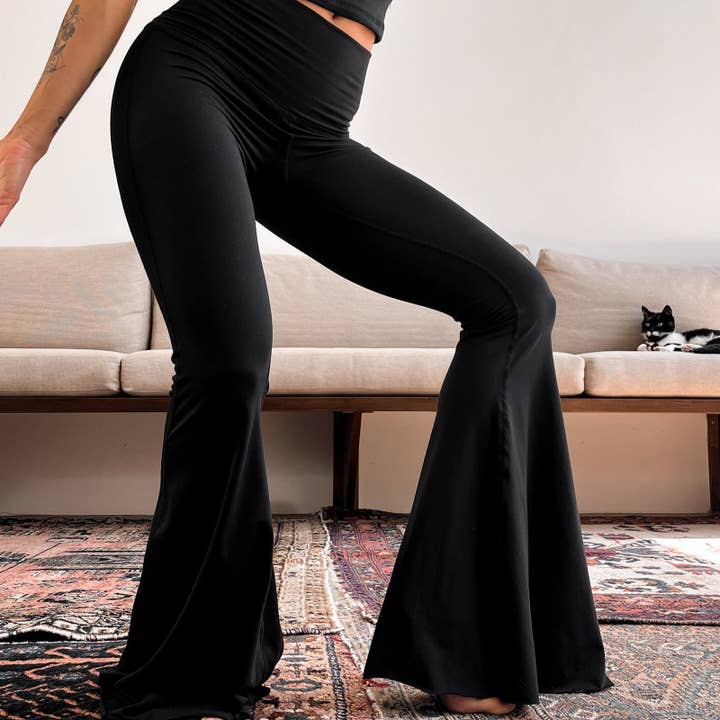 Solid Black Crop Bell Bottom ♡ for engroshandel hos Teeki Boutique + WithLove USA Made ~ Wholesale