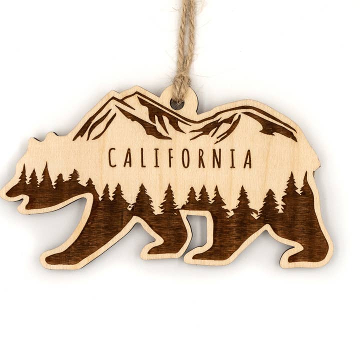 Ornement en bois d'ours de Californie pour la vente par Steamer Lane Design