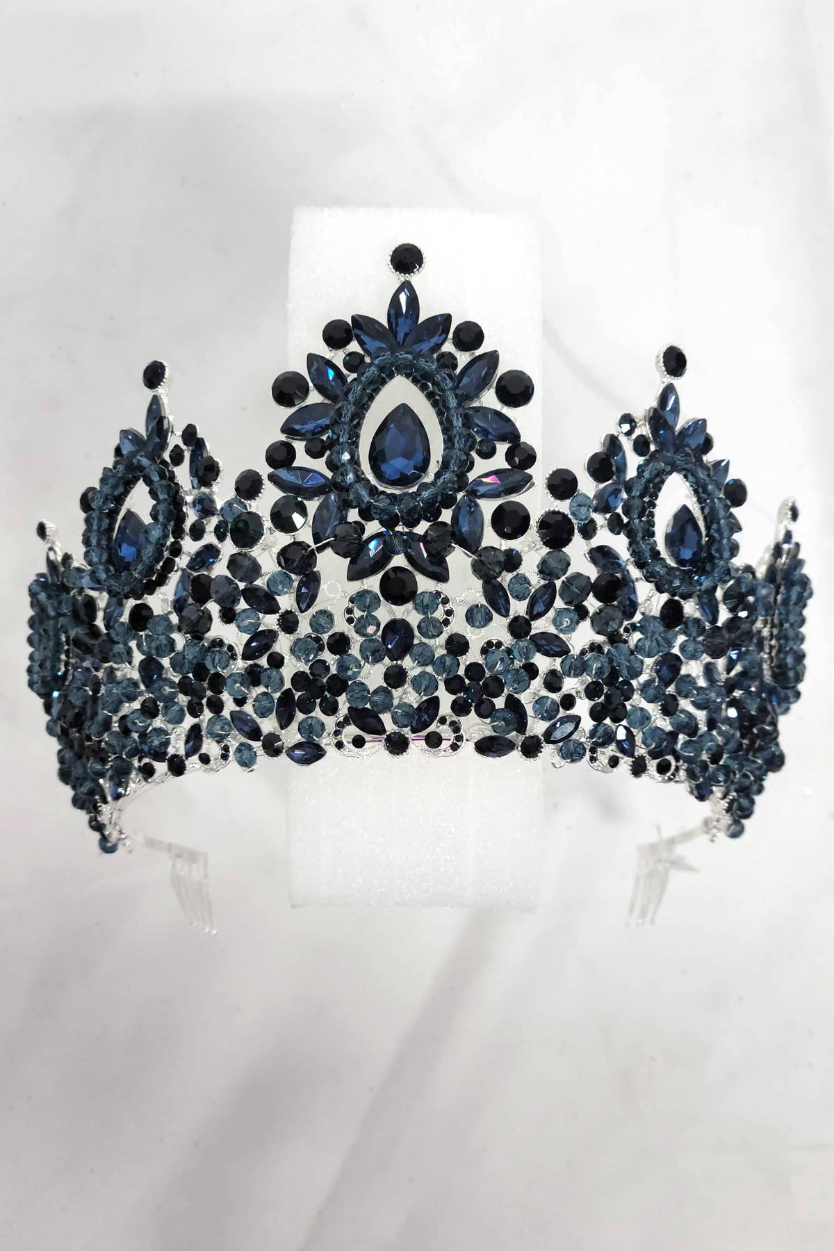 Chicas - Wholesale Tiara - Women's - Metal tiara with crystal balls and jewel rhinestones HT9626