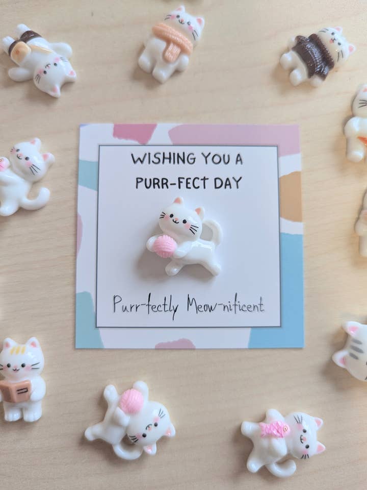 Tarjeta de Gato Día Purr-fecto 2026 con Amuleto Sorpresa para venta al por mayor de Uplifted Ink
