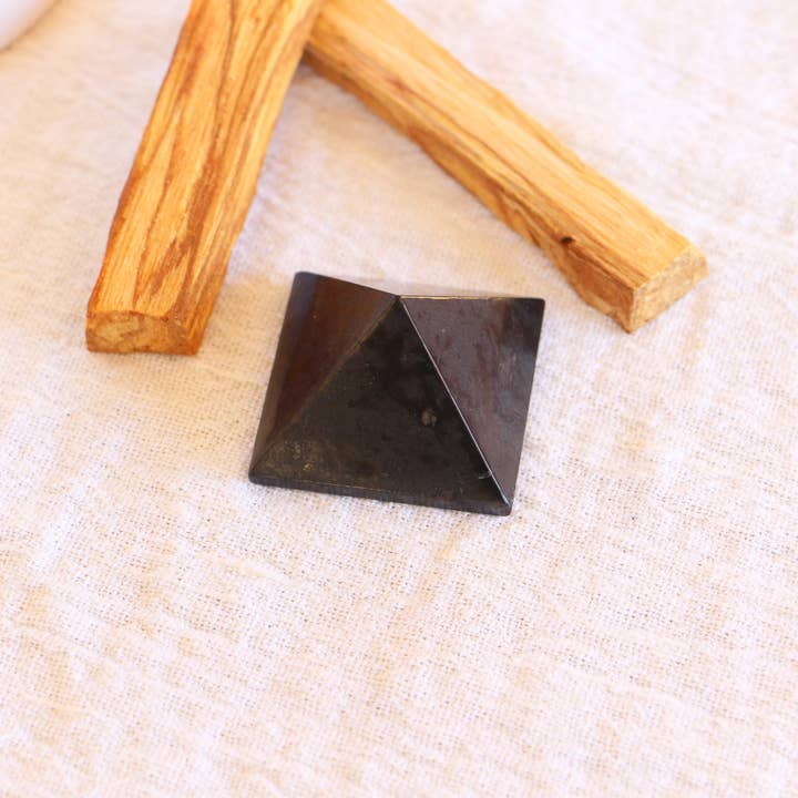 Shungite pyramid - 4cm for wholesale by Bamboon
