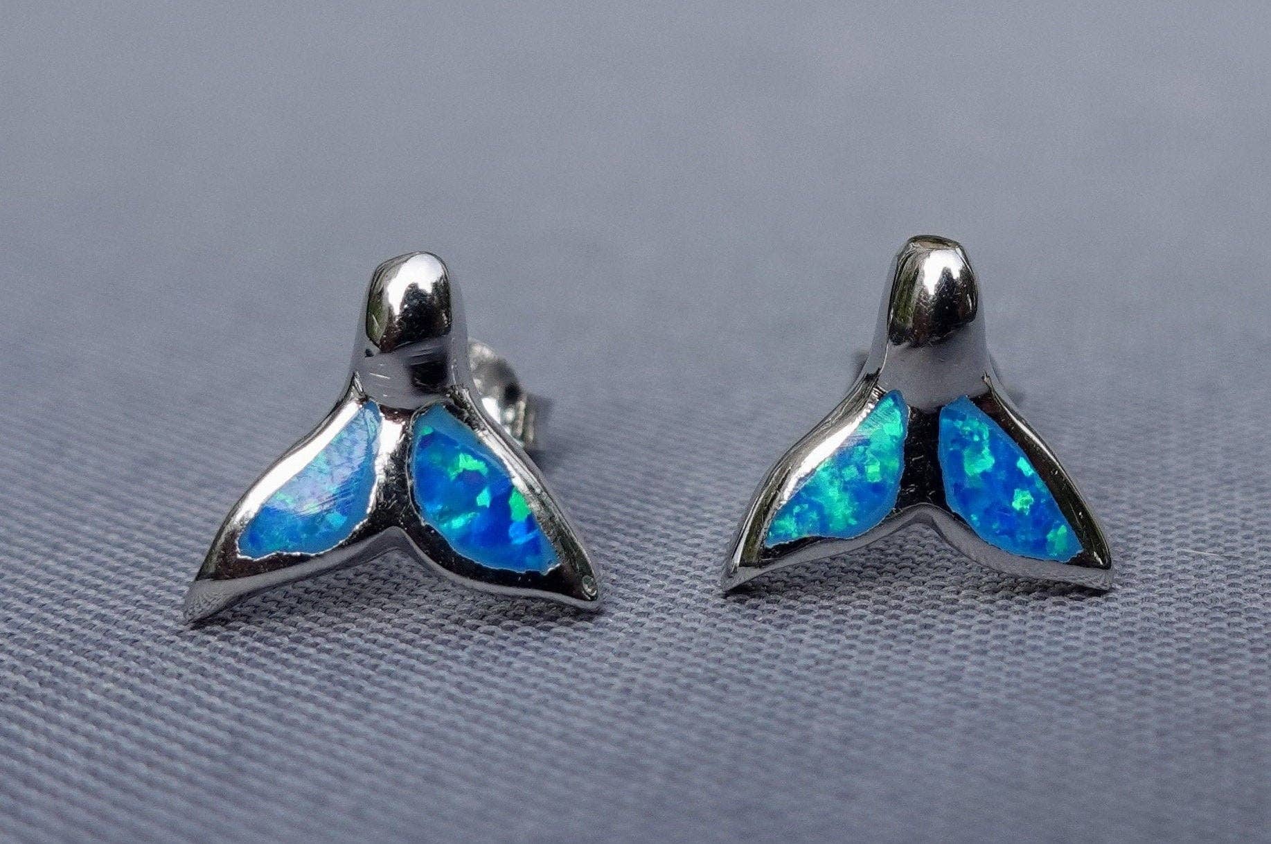 Mistry Gems - Vente Clous d'oreille - Boucles d'oreilles clous en opale bleue queue de dauphin | Argent sterling 925, OPS9BOP3