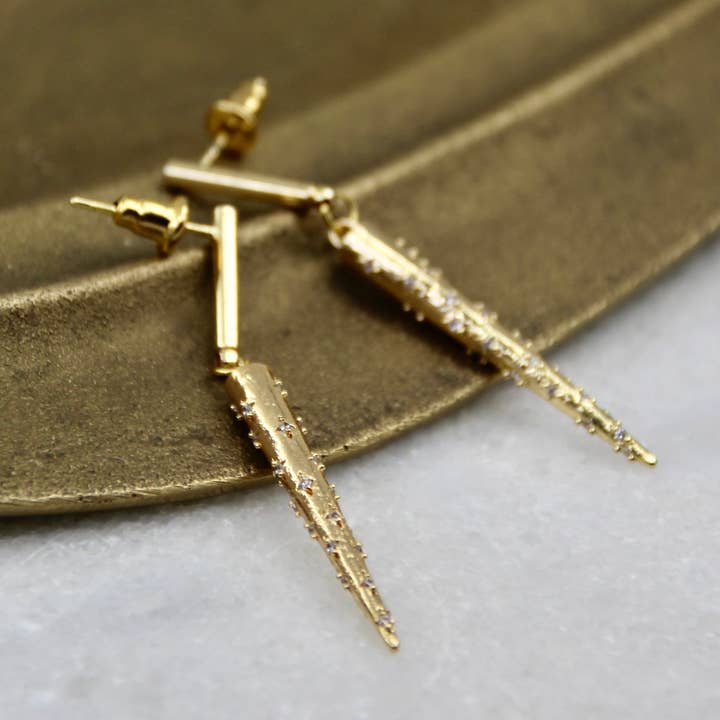 L'éclipse portait une boucle d'oreille en or pour la vente par Veluna