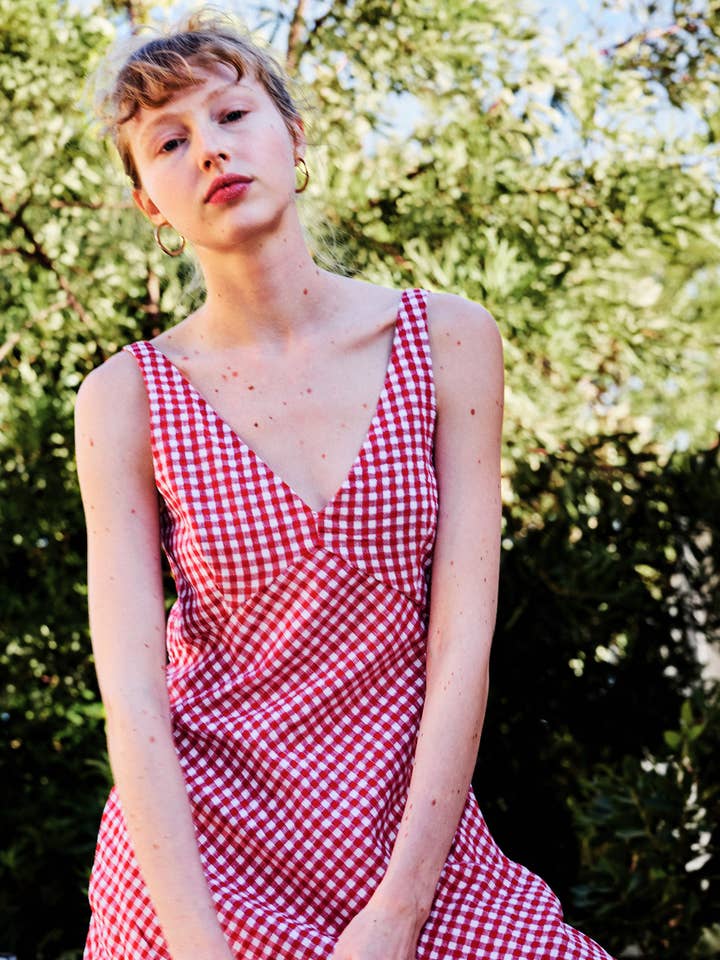 Gingham V-ringad ärmlös miniklänning för wholesale av Lara Daisy