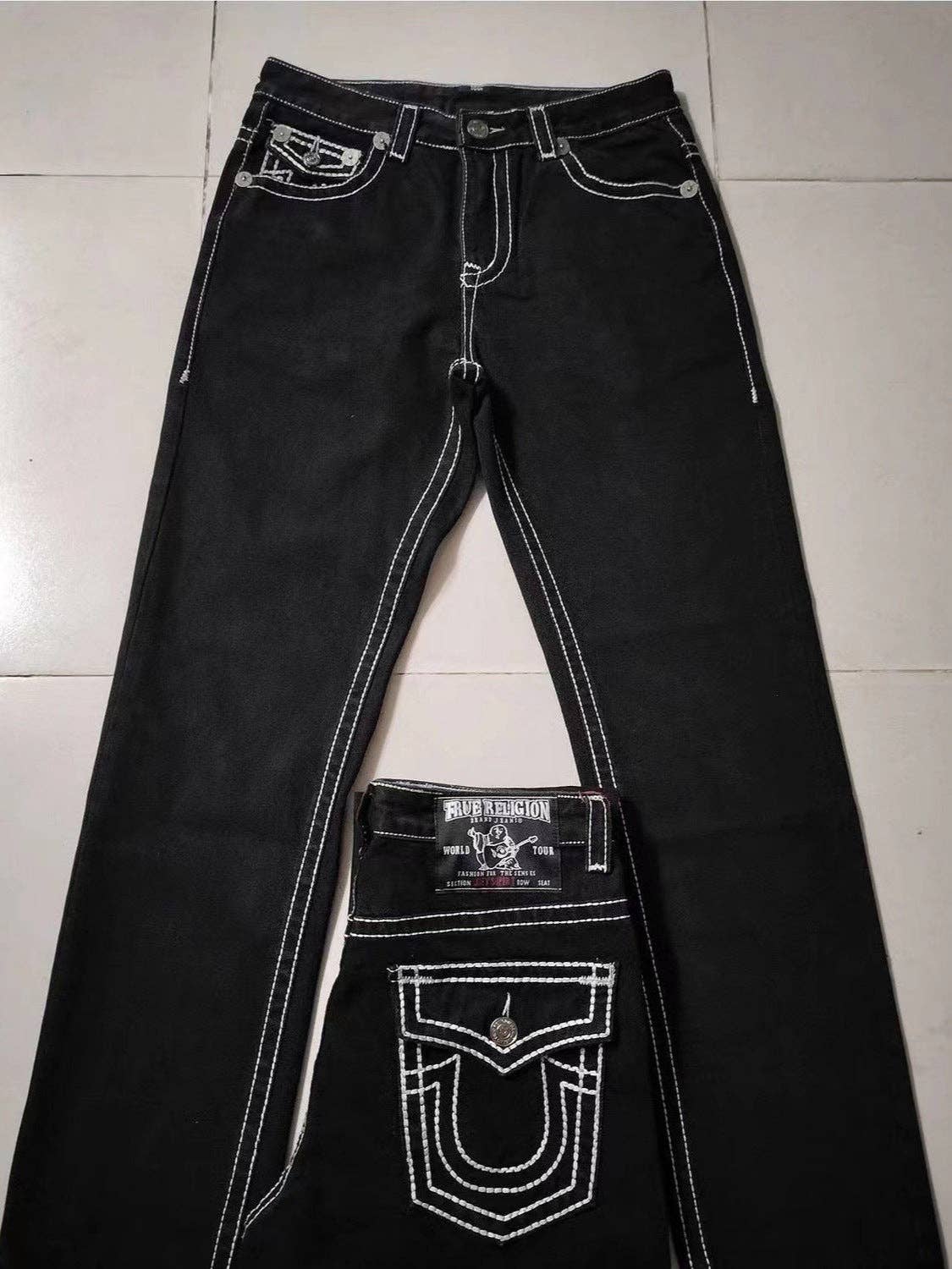 SALINA TRADING INC – wholesale Jeans - Herr – True Religion Herrar Casual Jeans med Rak Passform och Religiöst Tryck3