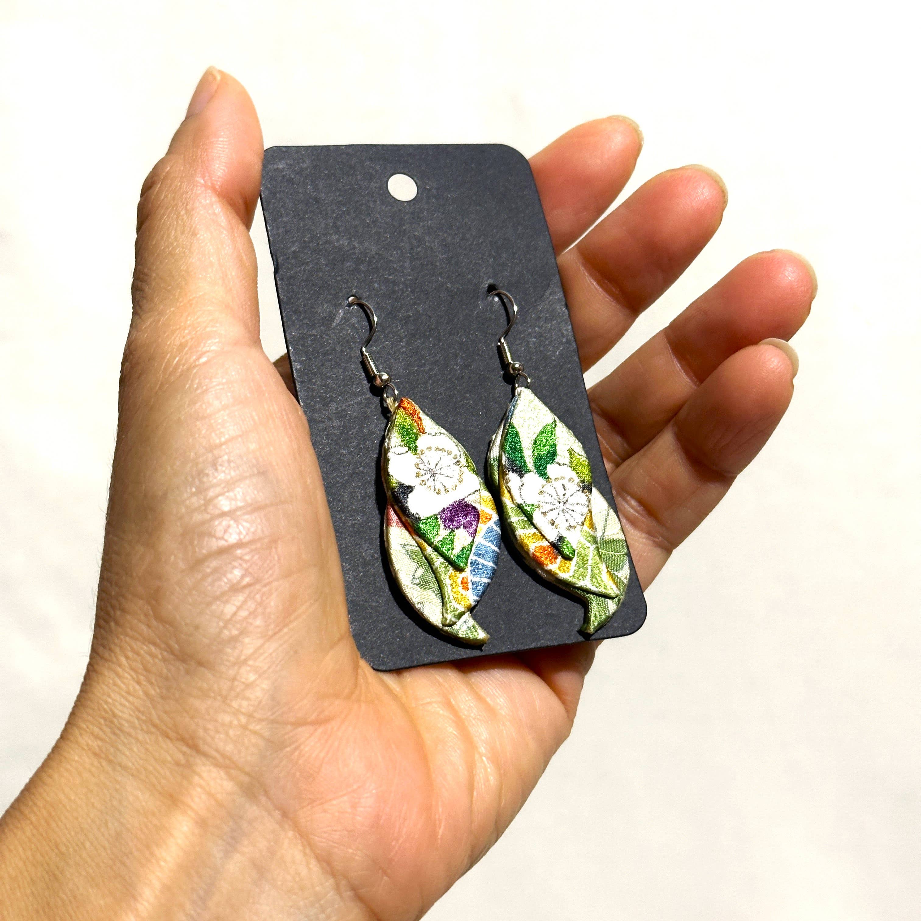 Sophie Silks - Wholesale Hangende/ronde oorbellen - Hangende kimono-oorbellen in visvorm8