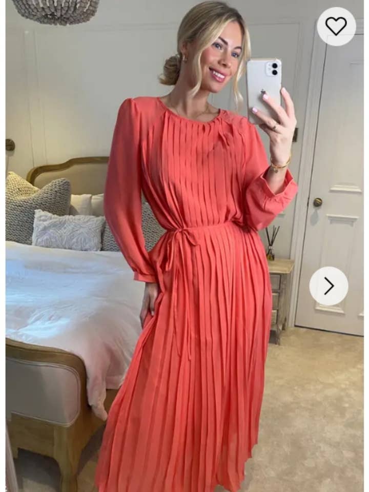 Maxi abito a maniche lunghe plissettato con stampa leopardata per la vendita all'ingrosso da parte di CY FASHION. LONDON