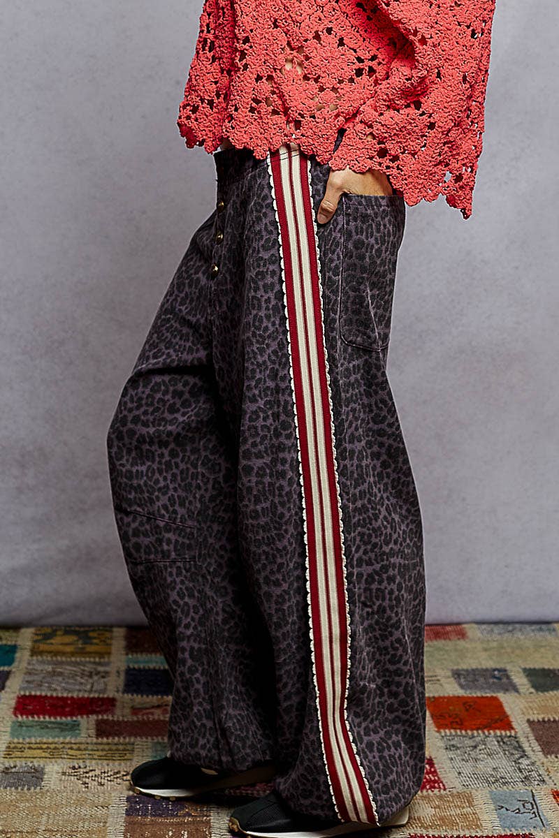 Pol Clothing - Vente Pantalon – femme - Pantalon en maille French terry avec bande latérale motif léopard ou camouflage1