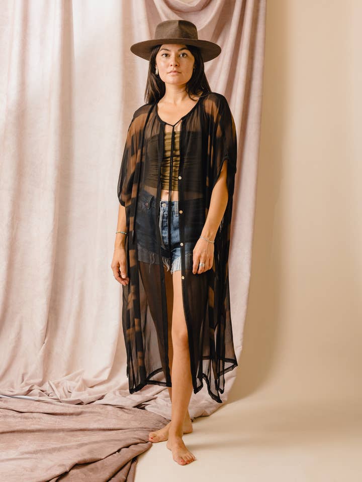 Rae Kaftan in Ombra per la vendita all'ingrosso da parte di ARAE