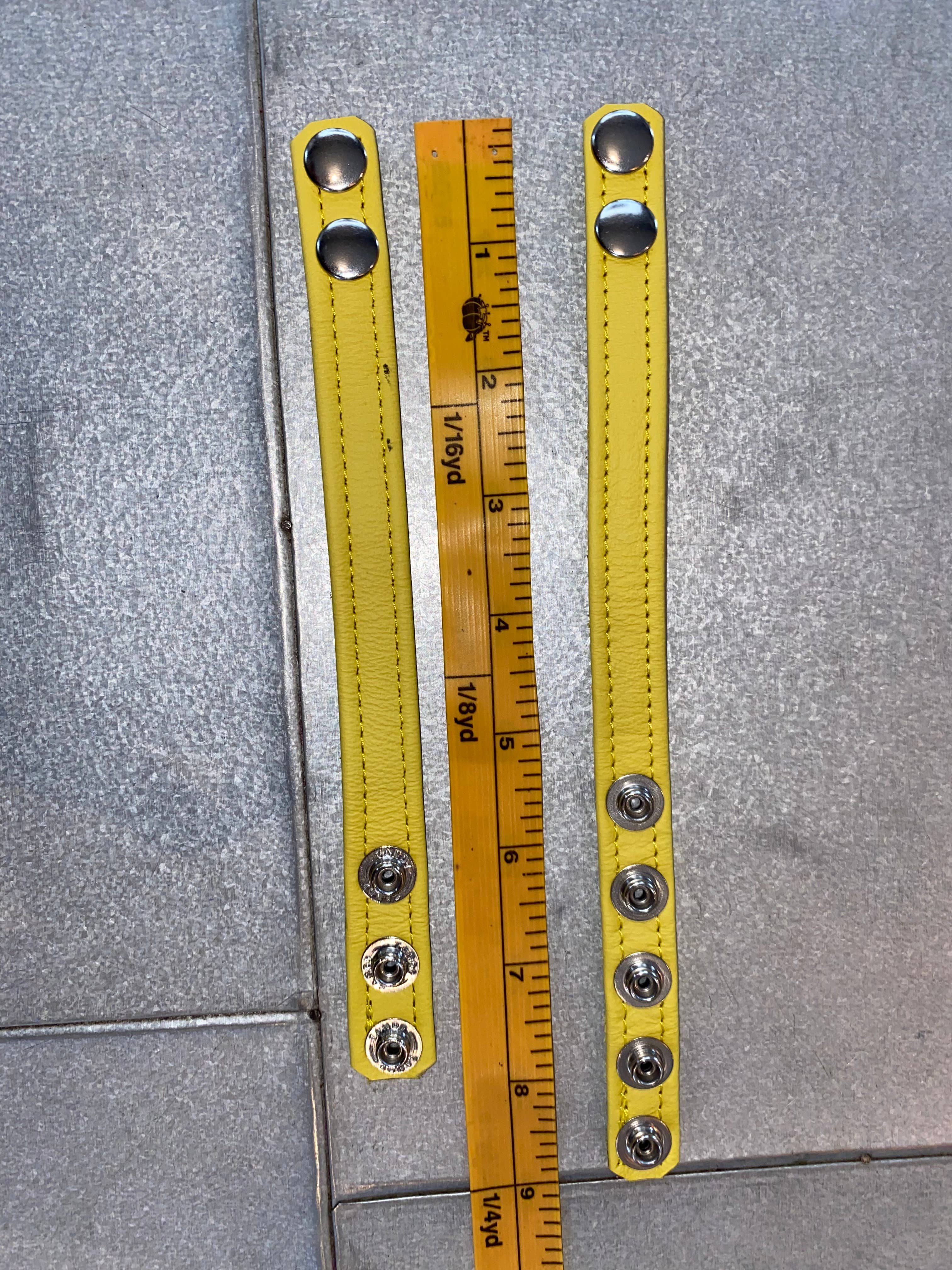 The Montrose Forge - Vendita all'ingrosso Sex toy - Anello a C in pelle sottile a 3 bottoni (disponibile in 11 colori)13