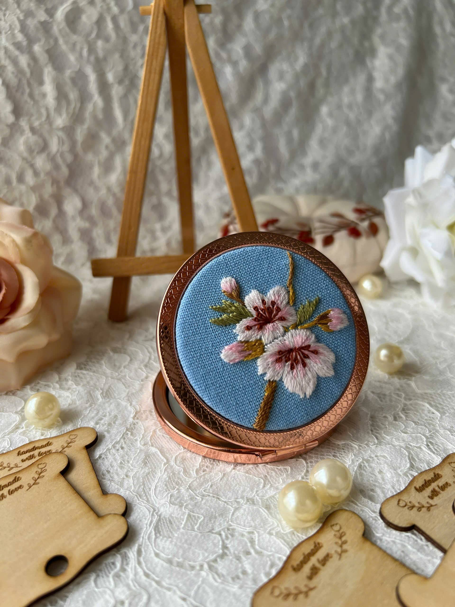 Maple Dream Store – Engroshandel Kompaktspejl – Lomme-spejl med vintage blomstermotiv, håndbroderet14