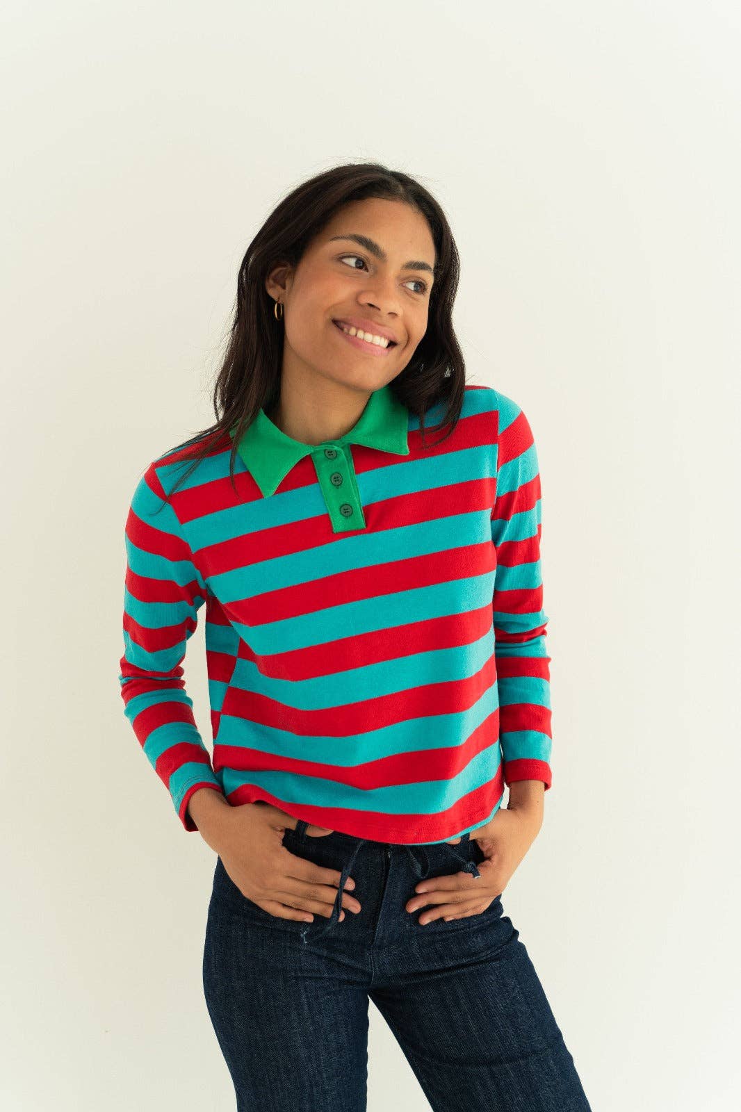 MindTraveler – Großhandel Poloshirt – Damen – Rotes und aquamarin gestreiftes Polo mit grünem Kragen1