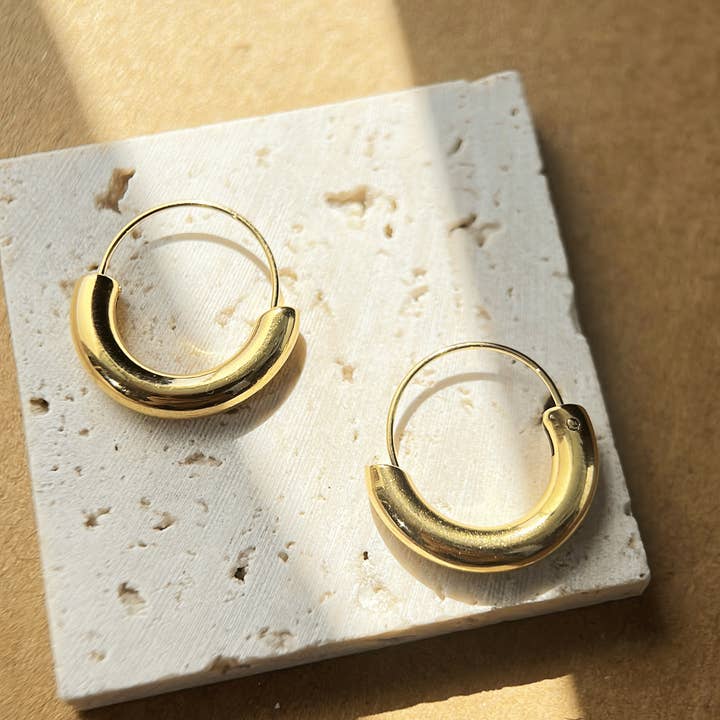 Aria U-Shape Hoop Earrings and other Purchase Wholesale orologi uomo. Free Returns & Net 60 Terms on Faire trending on Faire.