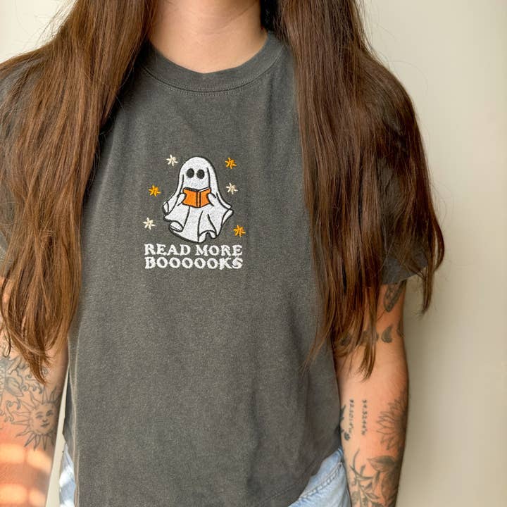 Leer más Camiseta corta bordada Boooks para venta al por mayor de Emily Paige Company
