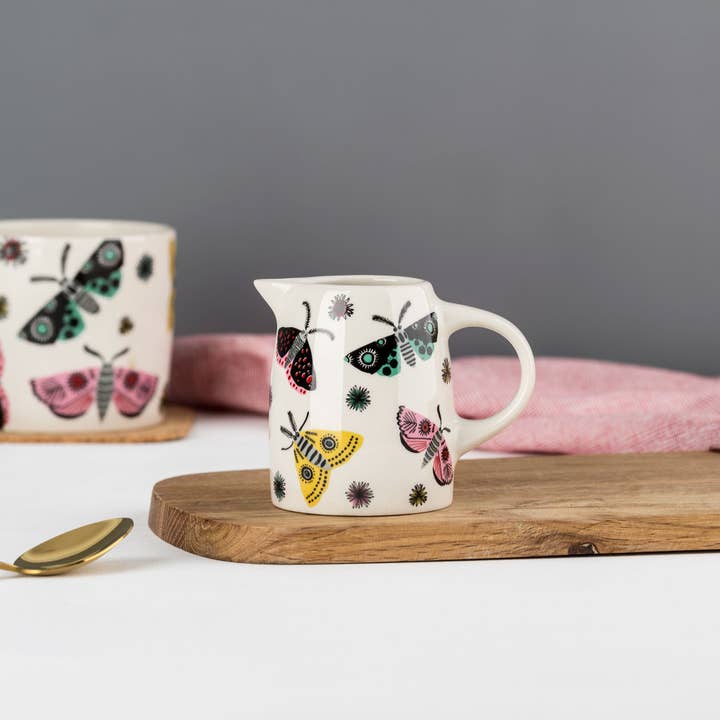 Hannah Turner Ltd – Großhandel Krüge – Handgefertigter kleiner Krug mit Motte