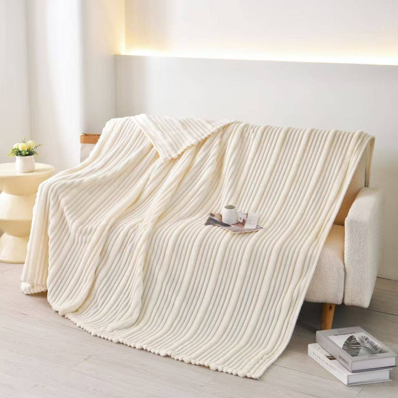 FLUFFERY - Wholesale Throw Blanket - Plush Flunnel Throw – Ultra Soft Ribbed Blanket Texture1