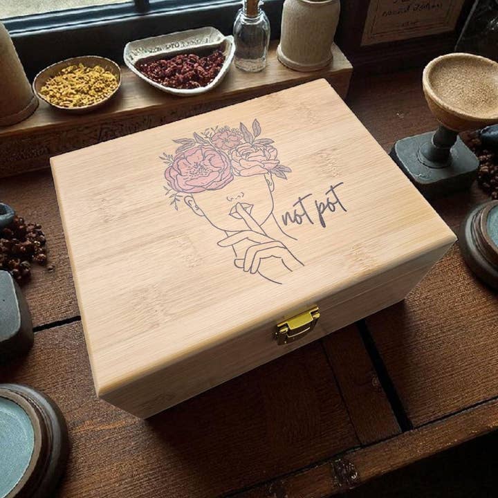 Boîte à souvenirs personnalisée pour dame fleur : boîte en bois gravée avec charnières dorées personnalisation optionnelle pour la vente par Newfashioned Relics