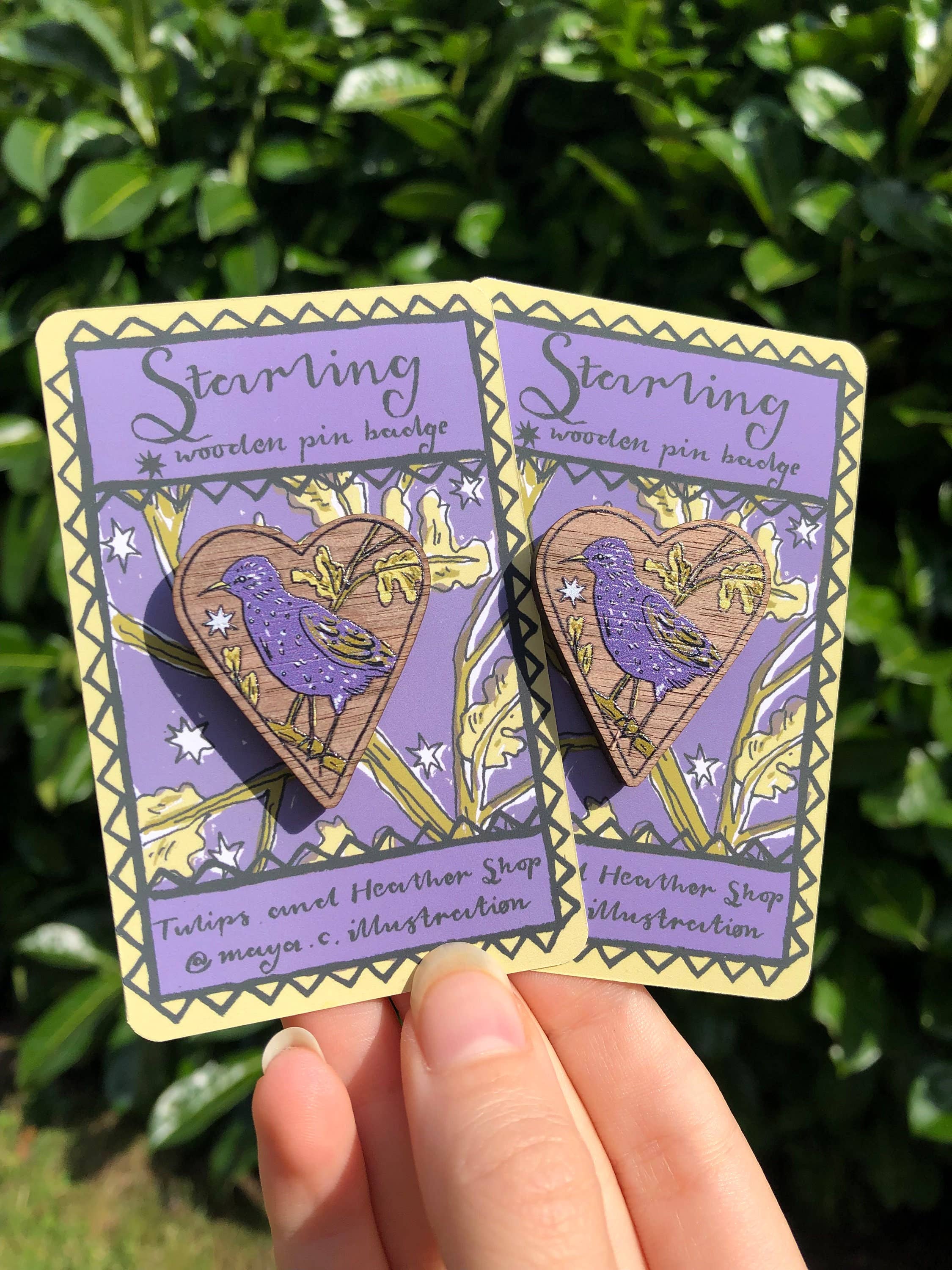 Tulips and Heather - Vente Broches - Badge en bois en forme de cœur d'étourneau1