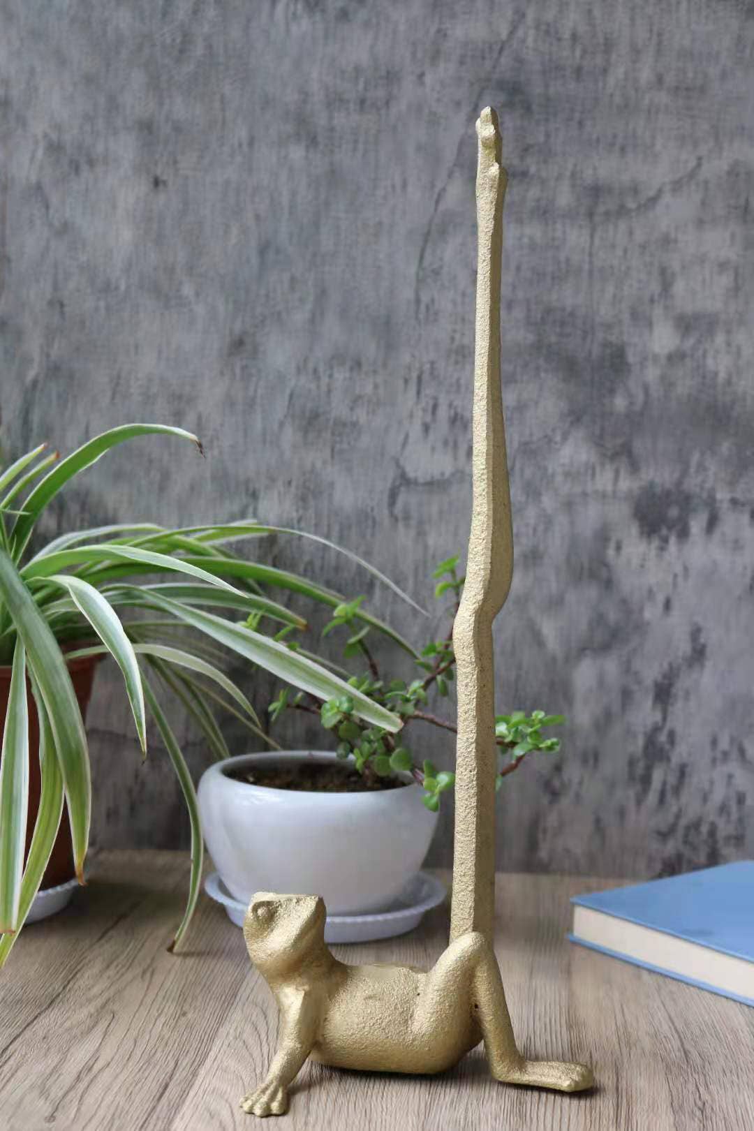 Wall Charmers – wholesale Paper towel holder – Gold Frog Paper Towel Holder, 14"8