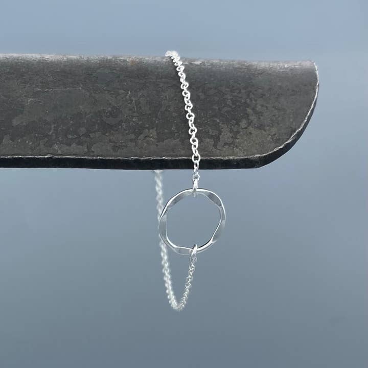 Bracciale ad Anello Aperto Martellato per la vendita all'ingrosso da parte di Something Silver