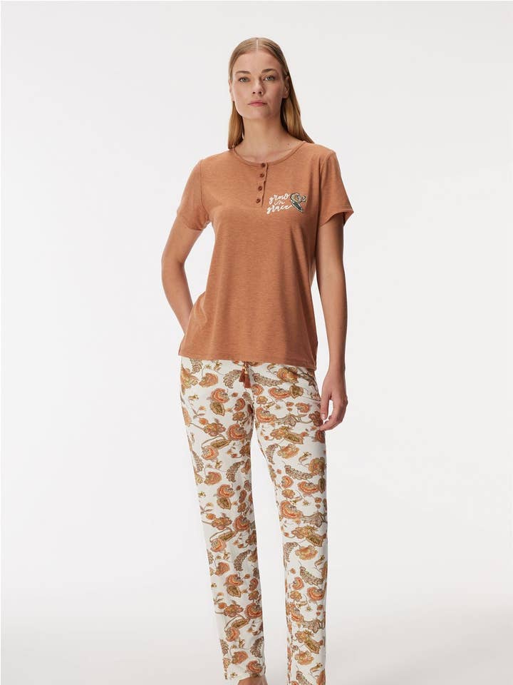 Completo Maglietta e Pantaloni da Donna Irises 11364 per la vendita all'ingrosso da parte di GOLDENBAY