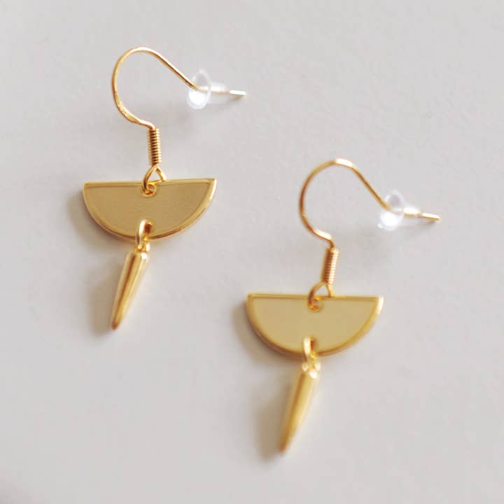 Boucles d'oreilles pointes en laiton doré, Aaliyah pour la vente par Oh So Lovely