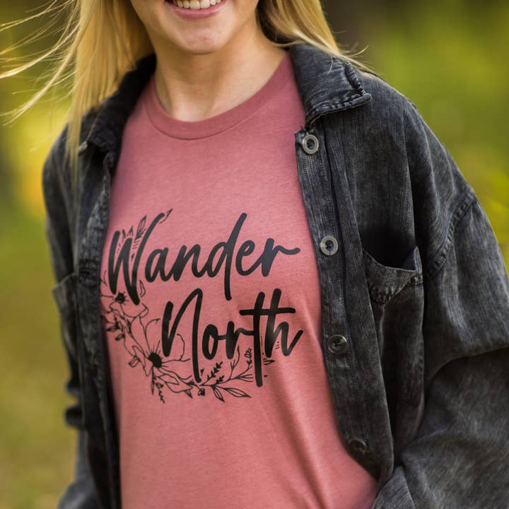 T-shirt fleuri Wander North pour la vente par Section 21 Apparel