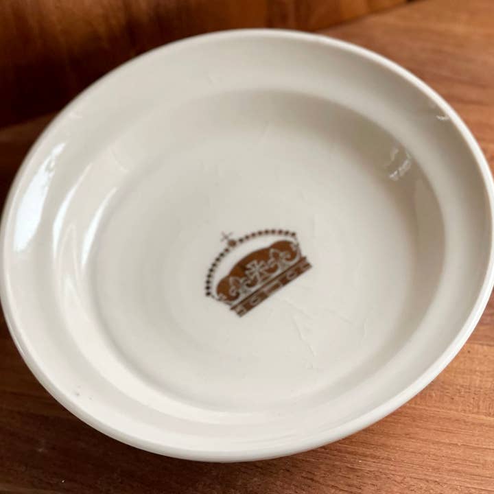 Or classique, diadème, couronne, bibelot en porcelaine jeté sur roulettes Catch All, plat à dessert, assiette pour la vente par Chrys' Porcelain