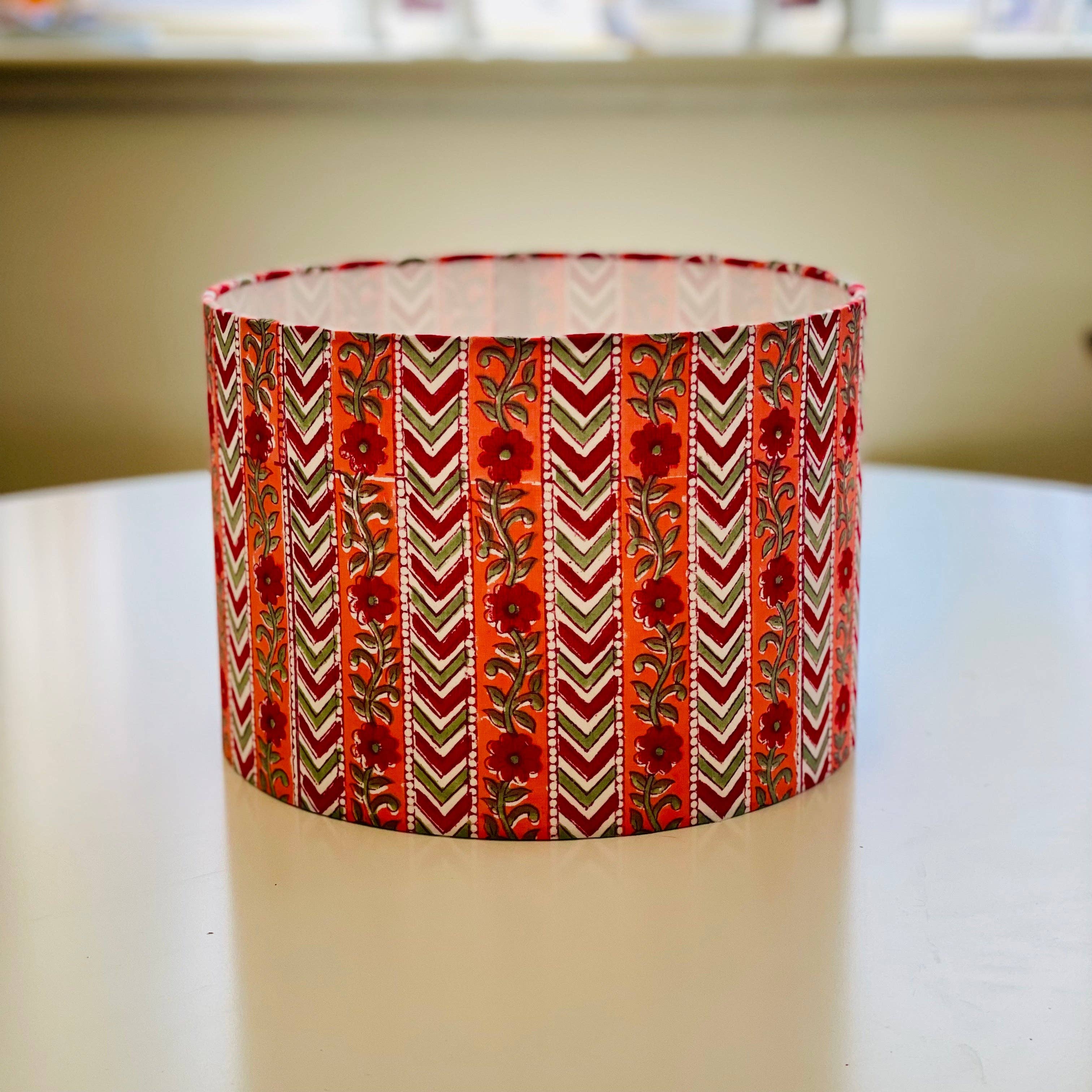 Olive and Limpet - Wholesale Lampenkap - Lampenkap met trommel van 10 inch. Indiase handblokdruk. Kersenrode, roze en groene sanganeri.2