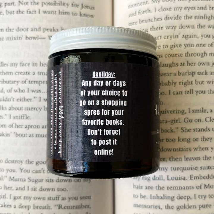 A Scent Story Candle Co - Vendita all'ingrosso Candela in vasetto - Book Hauliday - Candela Bookish | Candela a tema libro1