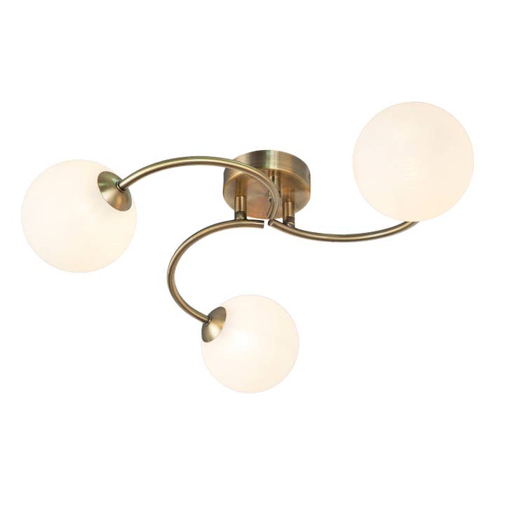 Moderne 3-armet loftlampe i antik messing med opalhvirvel glas kugleformede skærme for engroshandel hos Happy Homewares