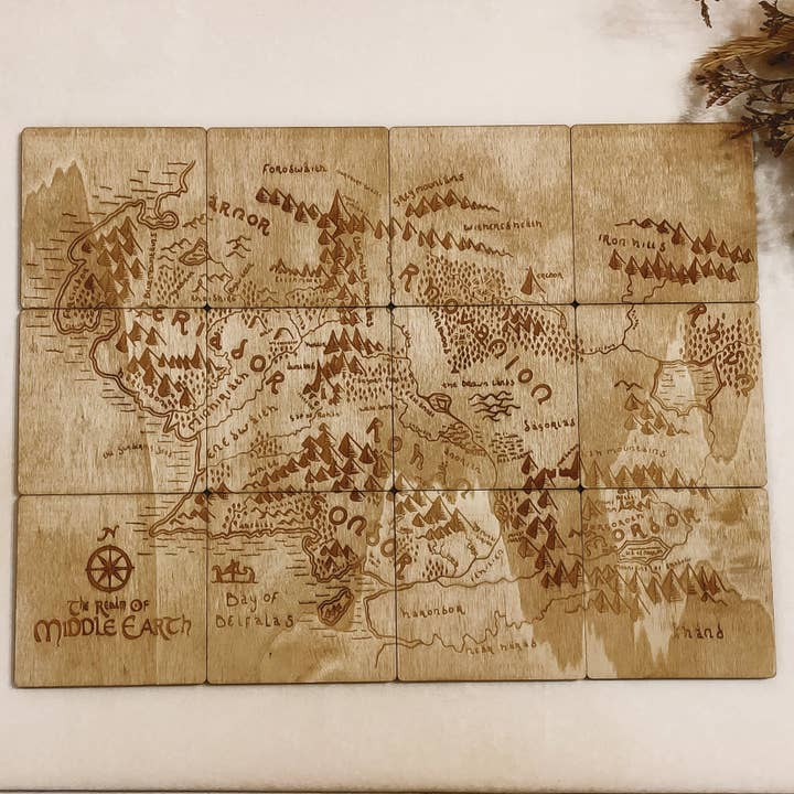 Set di 12 sottobicchieri in legno con mappa della Terra di Mezzo - Il Signore degli Anelli per la vendita all'ingrosso da parte di Studio Rima