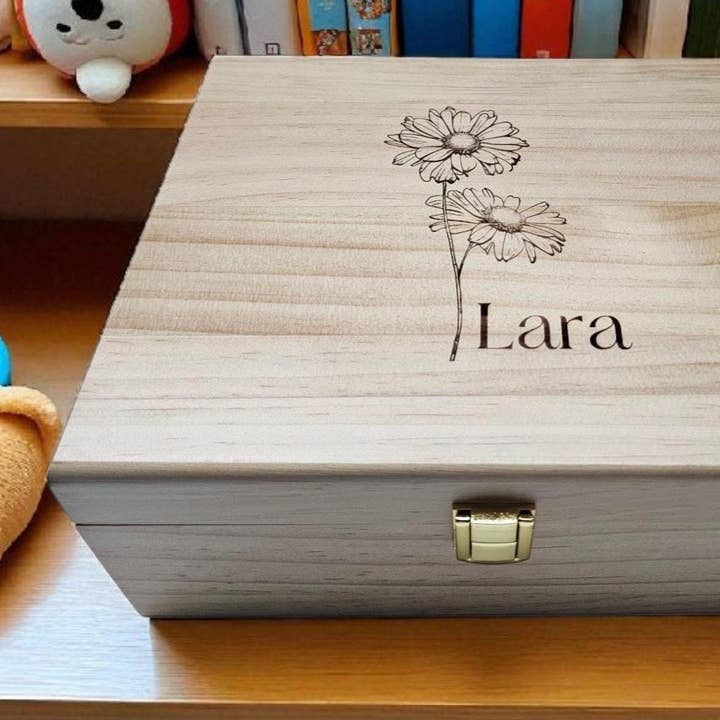 Boîte à souvenirs personnalisée avec fleur de naissance – Boîte à mémoire en bois | Pin ou bambou (20x25x10 cm) pour la vente par Newfashioned Relics