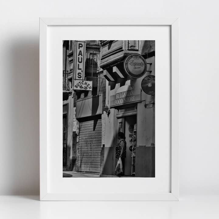 Pauls Slagter Valletta Malta Gade Sort-hvid Fotografi Print for engroshandel hos Mo & Paul Photography