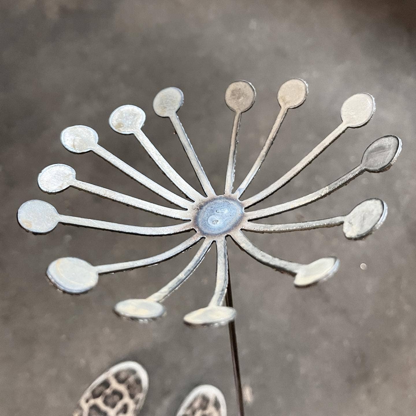 608 The Factory - Wholesale Garden/Lawn Stake - Metal Dandelion Wish Flower Set of 24 Flowers4