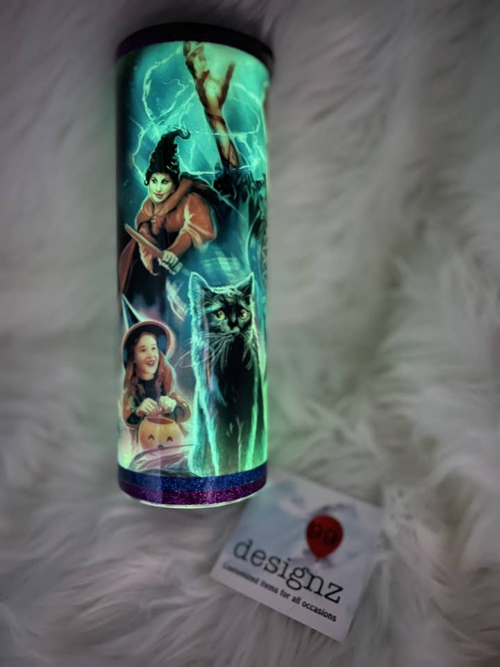 Gobelet brillant dans le noir inspiré du Hocus Pocus pour la vente par 99designz