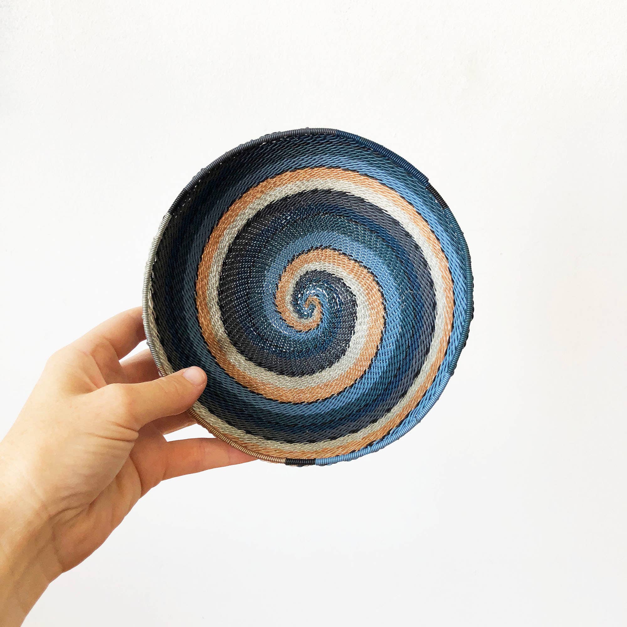 Amsha – Großhandel Dekorative Platte/Teller/Schüssel – Zulu Wire Bowl: Lichter der Stadt7