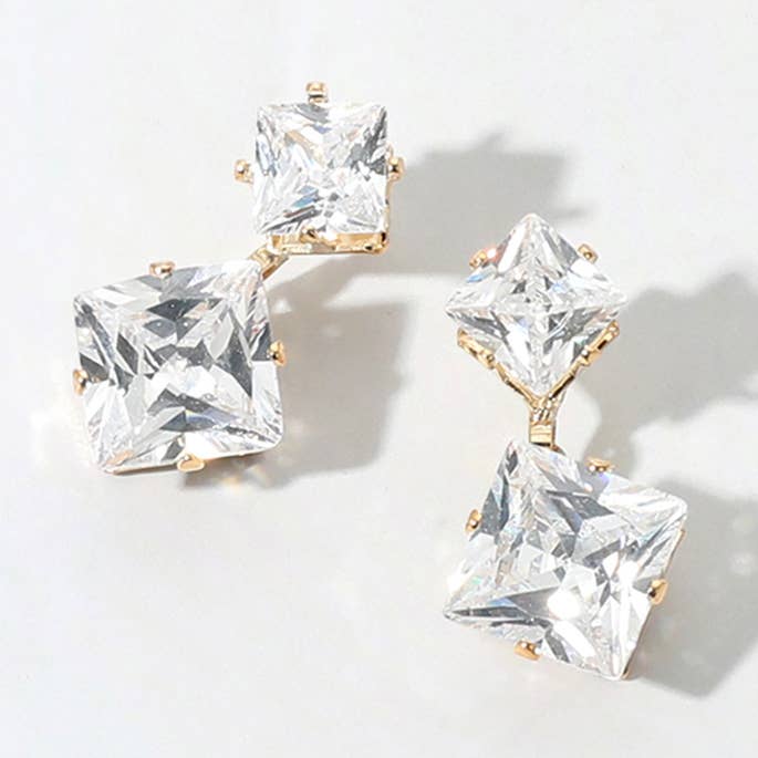 Boucles d'oreilles pendantes de soirée avec grappe de pierres CZ en forme de larme et fleur (Copie) pour la vente par Sensibling Corp.