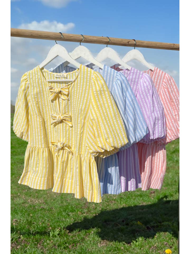 Vine & Love - Wholesale Blouse - Women's - 1/3 Open Tie Front Striped Puff Sleeve Blouse Top VT82682