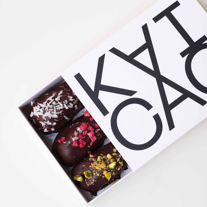 KAICAO – wholesale Chocolate box – A pack of 6 medjool Dates filled with nuts covered with 100% chocolate