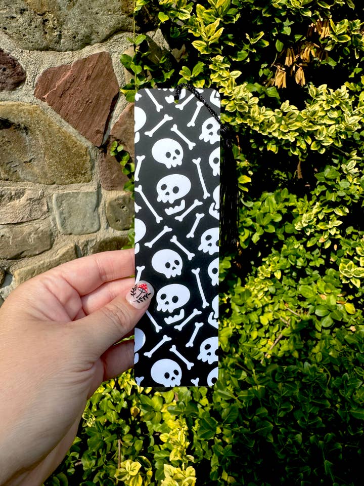 Marque-page d'Halloween effrayant Skull & Bones avec pompon pour la vente par Lucky Pixels