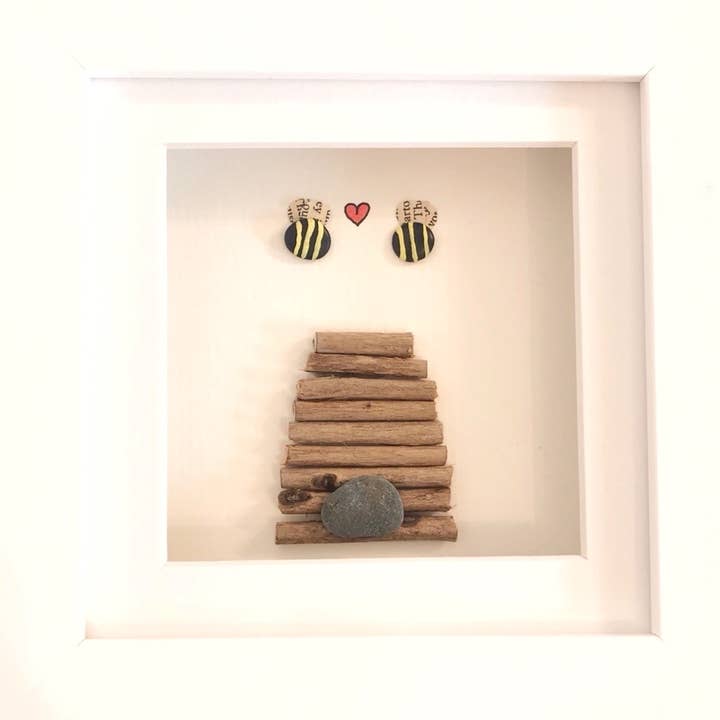 Hey Honey - Arte incorniciata con ciottoli e legni per la vendita all'ingrosso da parte di Pip Carlton-Barnes - The Old Forge Studio