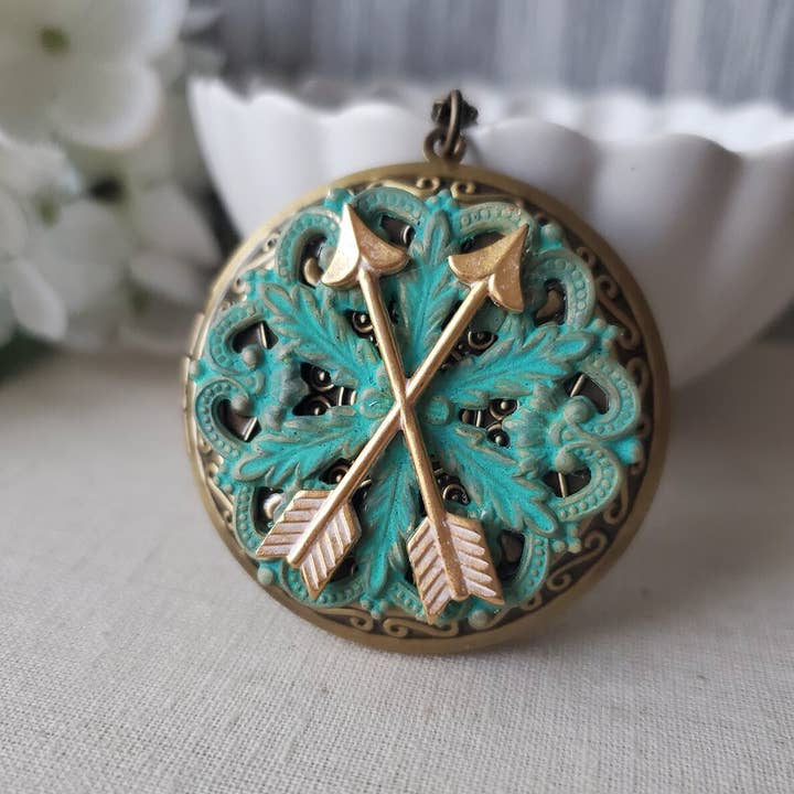 Ciondolo con Frecce Incrociate in Bronzo con Finitura Patina Verde per la vendita all'ingrosso da parte di The Wild Poppy Jewelry Co.