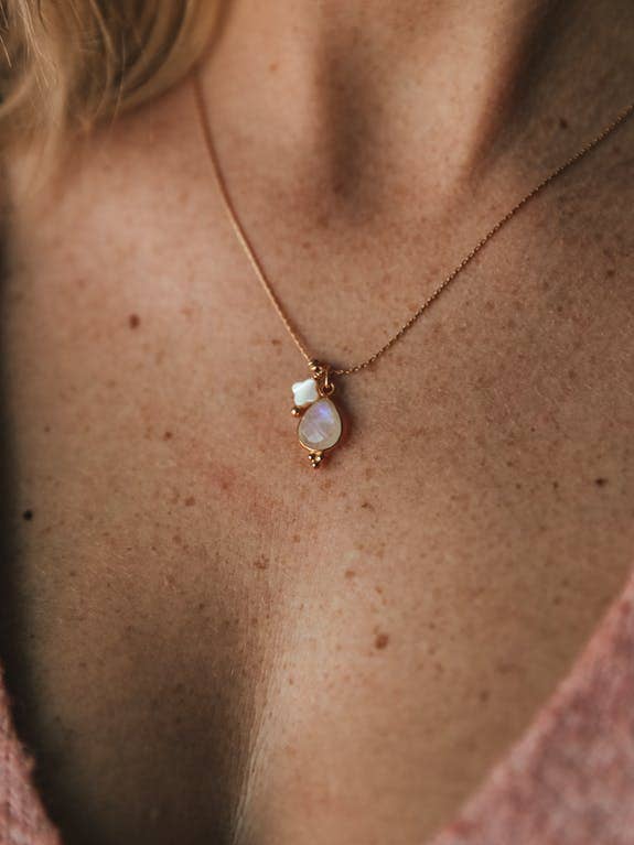 Collier or et pendentif en pierre de lune et petite nacre pour la vente par Delfea Jewelry