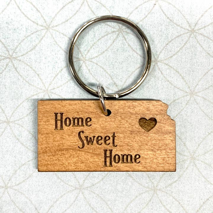 Kansas State Home Sweet Home Houten Sleutelhanger - Geweldig Cadeau voor wholesale door The Brassy Explorer