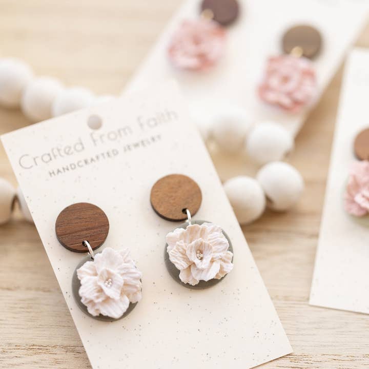 Crafted From Faith, LLC - Venta al por mayor Pendientes colgantes - Colgantes de clavel